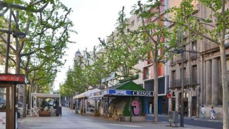 Uno de los dos quioscos de la Rambla Ferran de Lleida lleva años abandonado.