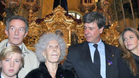 La duquesa de Alba y Alfonso Díez junto al hijo de la primera, Cayetano, en la Semana Santa
