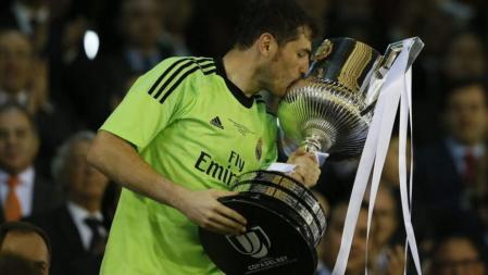 Casillas besa el trofeo tras conquistar la Copa del Rey