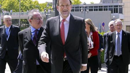 El presidente del Gobierno, Mariano Rajoy, junto al presidente del Foro de Marcas Renombradas de España, José Luis Bonet (2i), el alcalde de Barcelona, Xavier Trias (1d), y la delegada del Gobierno, Llanos de Luna (2d), a su salida del Foro