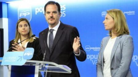 La presidenta del PP vasco, Arantza Quiroga(d), ha comparecido hoy en Bilbao con los candidatos vascos a las elecciones europeas, Carlos Iturgaiz(c) y Zoe Nubla (i)