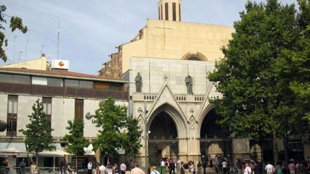 Plaza Vella de Terrassa y acceso a la catedral del Esperit Sant, en cuya entrada fue agredido Pere Navarro