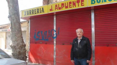 J. Alpuente posa ante su vieja churrería en la calle Dos de Mayo, que su hijo pronto trasladará junto a los nuevos Encants Vells