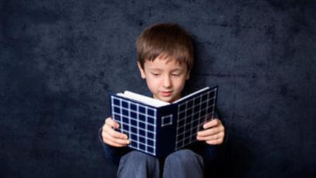 Un niño lee un libro