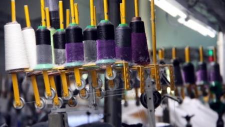 Detall de fils en una fàbrica tèxtil de Navarcles