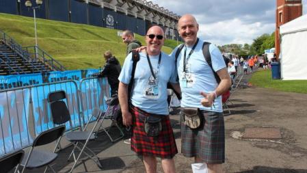 En la 'kilt walk' miles de personas, escoceses en su mayoría, realizan una caminata con la típica falda escocesa