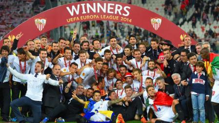 Ivan Rakitic celebra con sus compañeros la victoria en la Europa League