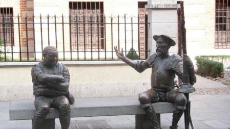 Sancho Panza y el Quijote en una de las calles de Alcalá de Henares, cuna de Cervantes
