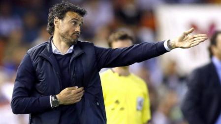 Luis Enrique, da instrucciones desde la banda durante el partido.