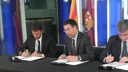 Luis Enrique firma su contrato con el FC Barcelona