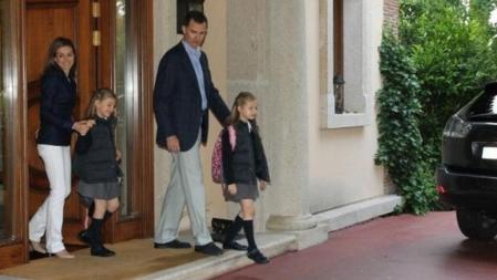 Los Príncipes llevan a sus hijas al colegio en el día de su décimo aniversario de matrimonio