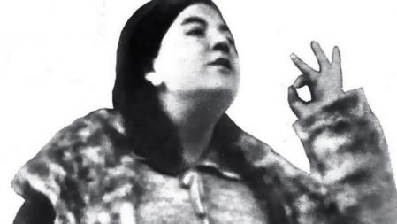 Hildegart Rodríguez ante el estrado, fotografiada durante una charla pública. La foto la publicó el periódico ilustrado ¿Nuevo Mundo¿ en su número de 16 de junio de 1933, trás el asesinato de la joven.