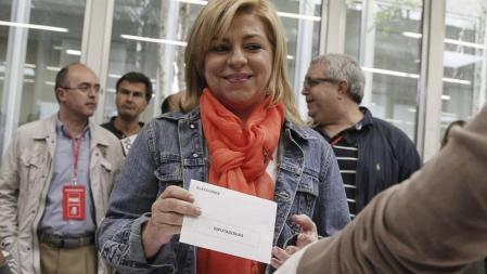 Elena Valenciano, ejerciendo su derecho a voto.