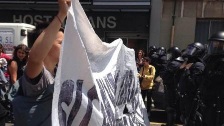 Una simpatizante de Can Vies protesta en el exterior durante el desalojo del CSO