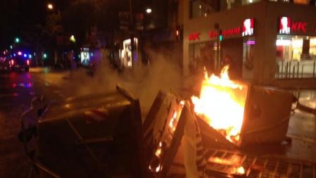 Quema de contenedores en el barrio de Sants en la tercera noche de disturbios