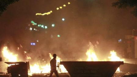 Aspecto de la Carretera de Sants durante los incidentes violentos que se han producido en el barrio de Sants