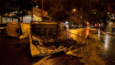 Encapuchados queman contenedores tras la manifestación pacífica