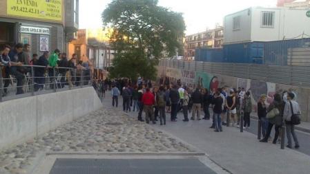 Algunas personas se han reunido cerca del demolido centro social Can Vies