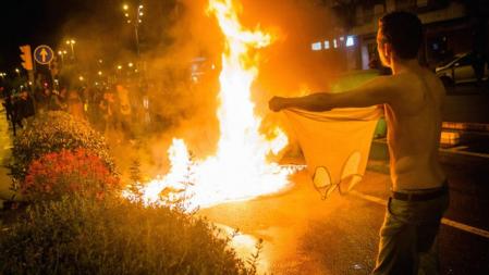 Algunos han aprovechado para secar la ropa con las llamas de las hogueras tras las protetsas por el desalojo de Can Vies