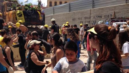 Vecinos trabajan en el entorno de Can Vies en la primera jornada de reconstrucción, el 31 de mayo de 2014