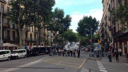 Un grupo de ciudadanos, llegando a Plaça Universitat.