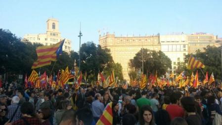 'Estelades' y algunas banderas republicanas en la Plaça Catalunya de Barcelona