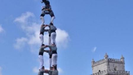 Els Castellers de Sants ja han fet el 3d8 a la torre de Betlem de Lisboa #catalanswanttovote #humantowersLV