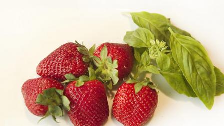 Fresas y albahaca