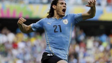 Edinson Cavani celebra su gol de penalti a Costa Rica