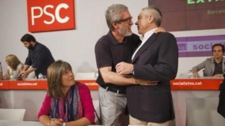 Josep Félix Ballesteros, alcalde de Tarragona, saluda al ex secretario general del PSC, Pere Navarro.