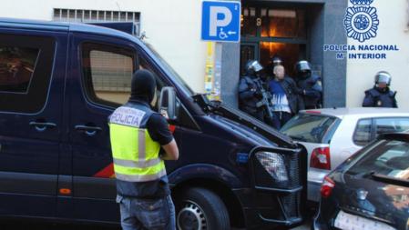 Agentes del Cuerpo Nacional de Policía detienen a un presunto miembro de una célula terrorista islamista en Madrid