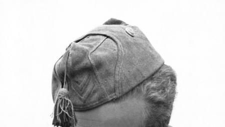 El príncipe Juan Carlos, durante un ejercicio militar en el lugar en el amplio espacio abierto fuera de Zaragoza, mientras que está estudiando en la academia militar, alrededor de 1950 en Zaragoza, España