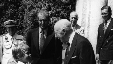 08 de agosto 1975: el dictador español general Francisco (Bahamonde) Franco (1892 - 1975) da la bienvenida a príncipe Felipe y su padre, el príncipe Juan Carlos a su casa en el Pazo de Meirás.