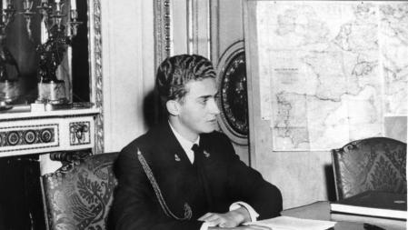 El Príncipe DON JUAN CARLOS en su estudio privado en el exilio en Portugal. Se espera que sea un rey de España. 13.05.1955 por un acuerdo entre don Juan y el general Franco, de diecisiete años DON JUAN CARLOS, nieto del fallecido Rey ALFONSO, está siendo educado en una academia militar española en preparación para el día en que él es reconocido como rey de España.