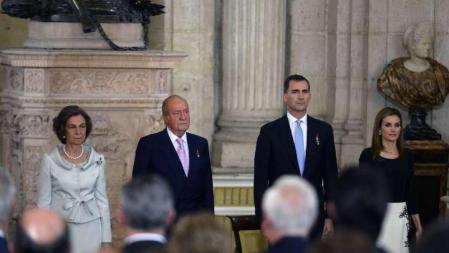La reina Sofía, el rey Juan Carlos, el príncipe Felipe y la princesa Letizia durante el acto de abdicación