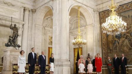 El rey Juan Carlos, junto a la reina Sofía, los príncipes de Asturias, las infantas Leonor, Sofía, Elena, Margarita y Pilar, durante la firma de la abdicación