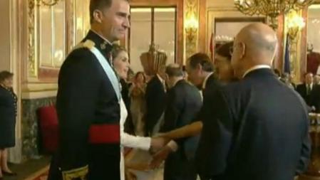 Felipe VI, junto a la reina Letizia, saluda a las autoridades tras su discurso