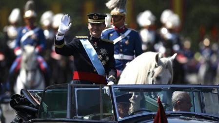 Los Reyes de España saludan desde el Rolls Royce descapotable