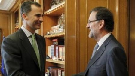 El rey Felipe VI ha recibido hoy en el Palacio de la Zarzuela al presidente del Gobierno, Mariano Rajoy (d), en el primer despacho que mantiene el nuevo Rey con el jefe del Ejecutivo.