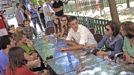 El candidato a secretario general del PSOE, Eduardo Madina, ha mantenido esta mañana un encuentro con mujeres militantes del PSM en el bar Mahón
