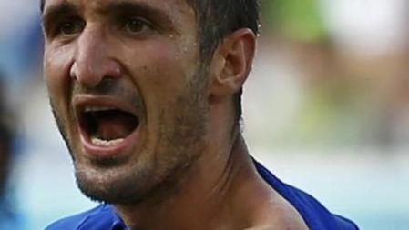 Chiellini muestra al árbitro el mordisco que le dio Luis Suárez