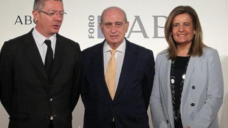 Gallardón, Fernández Díaz y Fátima Báñez, durante la conferencia en el Foro ABC.