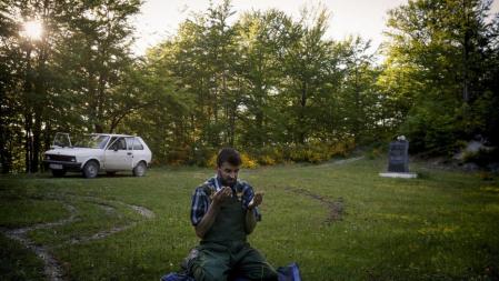Fatic Raiz, un habitante de Tarcin, rezando en el paisaje donde el archiduque dirigió unas maniobras militares dos días antes de ser asesinado