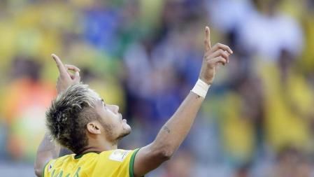 Neymar celebra el penalti marcado durante la tanda celebrada tras el partido de octavos entre Brasil y Chile