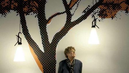 Dacia Maraini posa en una sala del Centre de Cultura Contemporània de Barcelona (CCCB), en el que ha dado varias conferencias