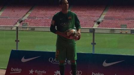 Bravo posa con la camiseta del Barça en su presentación