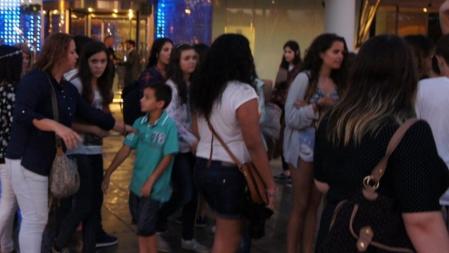 Las fans de One Direction sitian el Hotel W para poder ver a sus ídolos