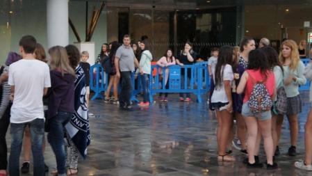 Las fans de One Direction esperan para ver a sus ídolos