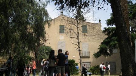Vista de la masía y el jardín de Torre Garcini, durante las puertas abiertas de mayo de 2014