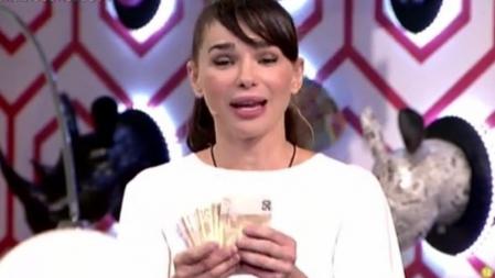 Beatríz Montañez paga la apuesta perdida a Bertín Osborne, con quien se había jugado 1.000 euros, si encontraba algún vídeo de Pablo Iglesias defendiendo al presidente de Venezuela